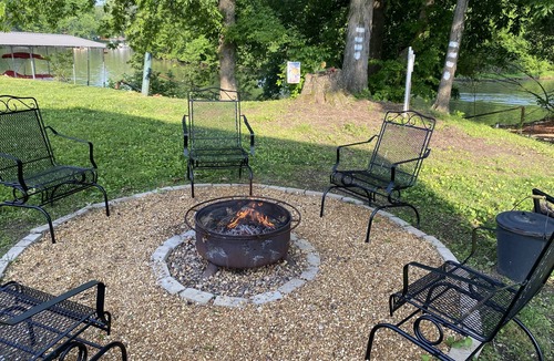 Chapmansboro Cabin | “Riverhouse Escape w/Dock, Kayak + Fire Pit”