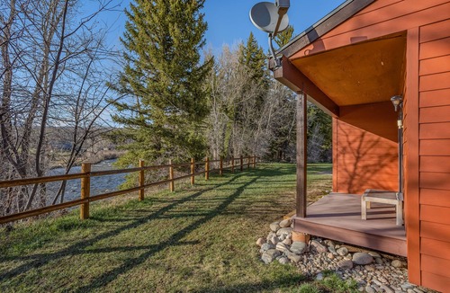 Clark Cabin | Riverhouse - Fireplace, kitchen, pet friendly!