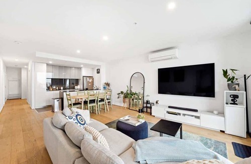 Footscray Apartment | Riverina - Ultimate Footscray Getaway with parking!
