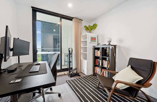Footscray Apartment | Riverina - Ultimate Footscray Getaway with parking!