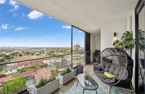 Footscray Apartment | Riverina - Ultimate Footscray Getaway with parking!