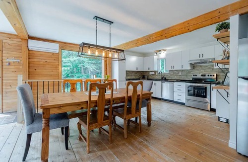 Saint-Brigitte-de-Laval Cottage | Riverside cottage with hot tub - Le chaga - Pet friendly!