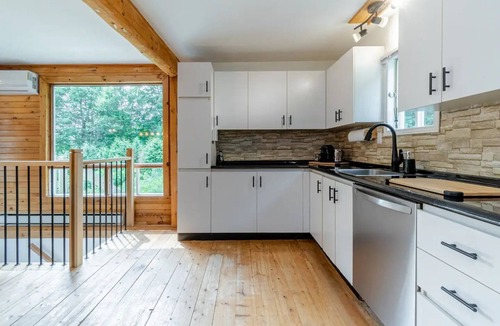 Saint-Brigitte-de-Laval Cottage | Riverside cottage with hot tub - Le chaga - Pet friendly!