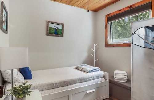 Woodville Cabin | River’s Edge accommodation in the Talbot River.