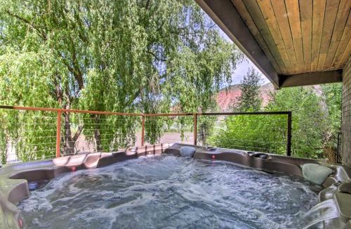 Glenwood Springs House | ‘Rivers Edge’ Mtn Home: Private Hot Tub & Views