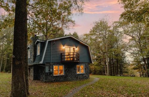 Pond Eddy House | Rivers Ledge Cabin with Sauna and Hot Tub