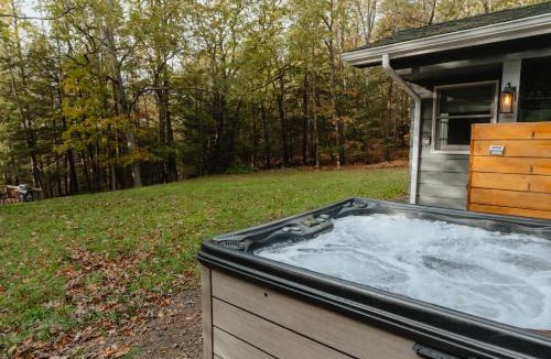 Pond Eddy House | Rivers Ledge Cabin with Sauna and Hot Tub