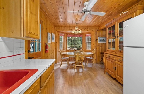 Strawberry House | Rivers Resort Cabin #3