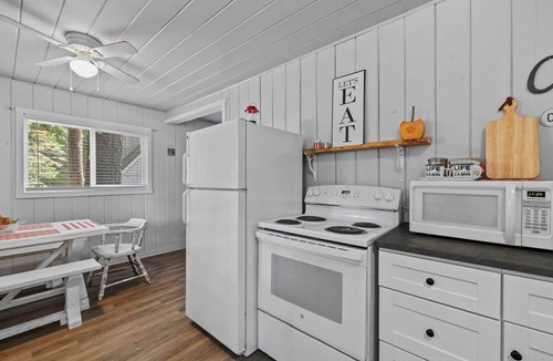 Strawberry House | Rivers Resort Cabin #6