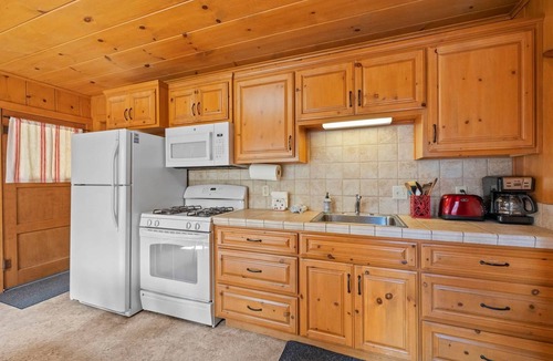 Strawberry House | Rivers Resort Cabin #9