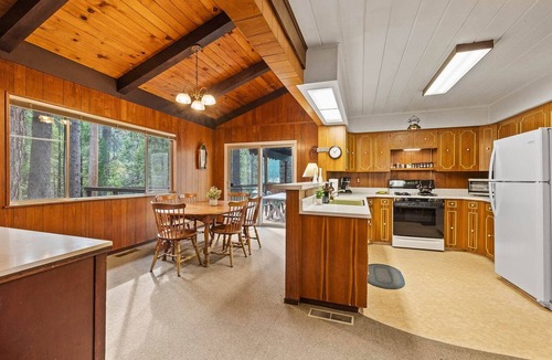 Strawberry House | Rivers Resort Cabin #10