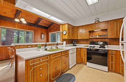 Strawberry House | Rivers Resort Cabin #10