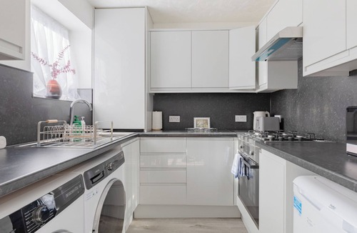 Docklands Apartment | Riverside 2BD Flat, Short Walk to the ExCel Centre