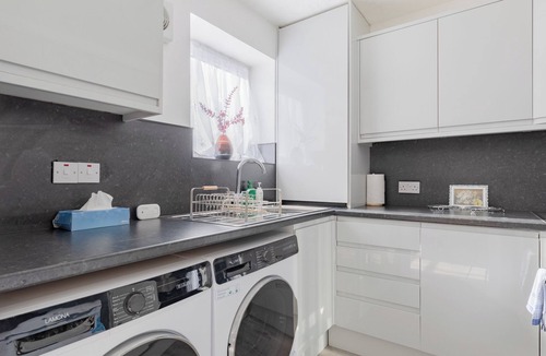 Docklands Apartment | Riverside 2BD Flat, Short Walk to the ExCel Centre