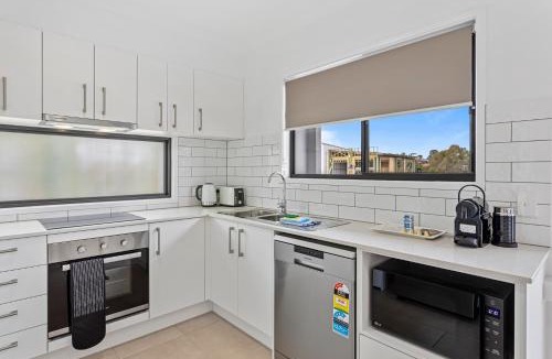 Murrumba Downs House | Riverside 3-Bed Home with Study Nook and BBQ