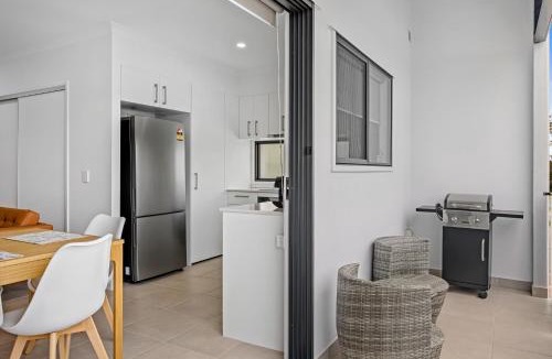 Murrumba Downs House | Riverside 3-Bed Home with Study Nook and BBQ