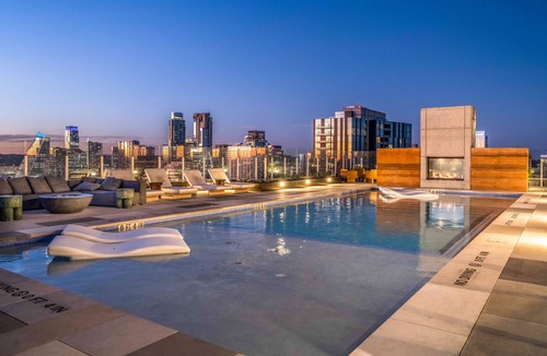 Rainey Street Historic District Condo | Riverside 30th floor penthouse Rainey St condo with the best view in Austin
