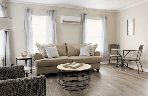 Evansville Apartment | Riverside A3 -EVV 1BR-1BA Apt