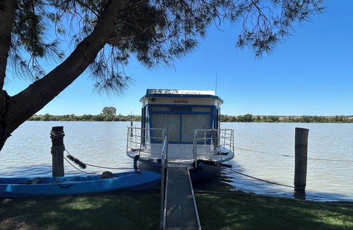 White Sands Boat Rental | Riverside accommodation in tranquil setting