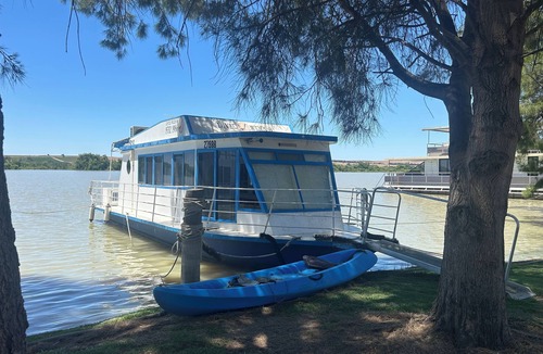 White Sands Boat Rental | Riverside accommodation in tranquil setting