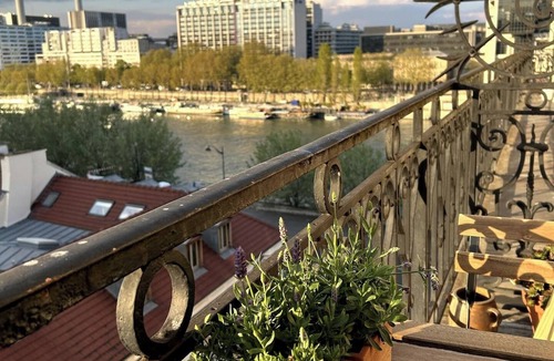 Quartier de la Salpetriere Apartment | Riverside Apartment with Balcony