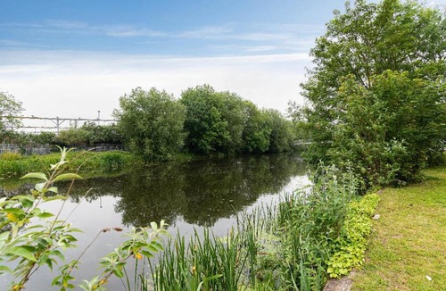 Bedford Apartment | Riverside Balcony Apartment With Parking