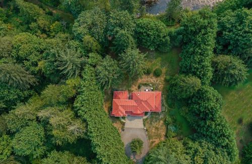 Riverbend House | Riverside Bliss Cozy Beds, Fireplace and Gbit WiFi