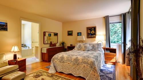 Riverbend House | Riverside Bliss Cozy Beds, Fireplace and Gbit WiFi