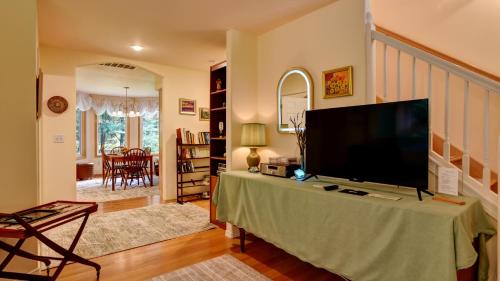 Riverbend House | Riverside Bliss Cozy Beds, Fireplace and Gbit WiFi