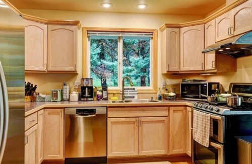 Riverbend House | Riverside Bliss Cozy Beds, Fireplace and Gbit WiFi