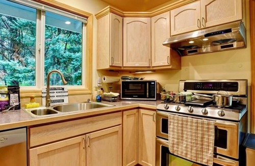 Riverbend House | Riverside Bliss Cozy Beds, Fireplace and Gbit WiFi