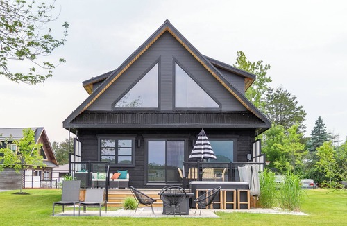 Trent Hills House | Riverside Cabin 3nA modern relaxed getaway