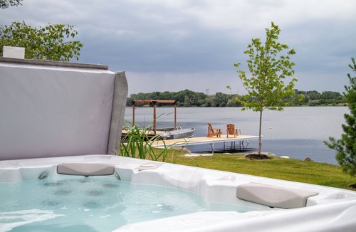 Trent Hills House | Riverside Cabin 3nA modern relaxed getaway