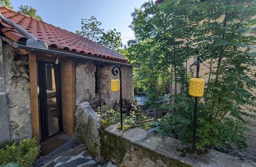Mauleon-Barousse Apartment | Riverside cabin with private terrace + hot tub
