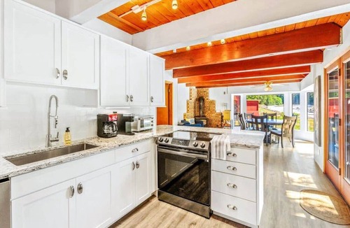 Greenwater Cottage | Riverside cabin near Mount Rainier with hot tub!