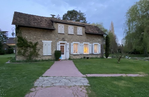 Menilles House | RIVERSIDE CHARACTER HOUSE WITH OUTBUILDING
