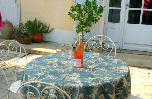 Gout-Rossignol House | Riverside cottage, traditional style