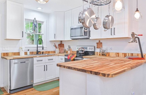 Bonita Springs House | Riverside Cottage just a short walk to downtown!