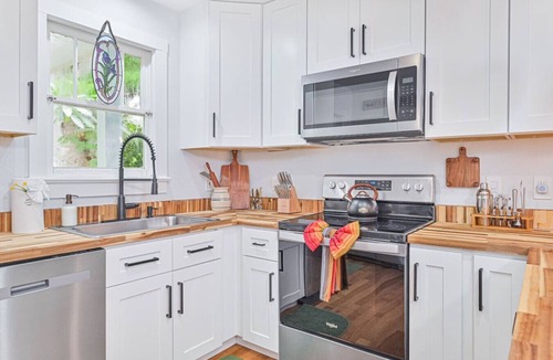 Bonita Springs House | Riverside Cottage just a short walk to downtown!