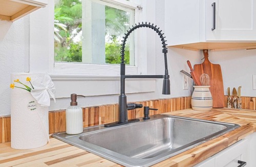 Bonita Springs House | Riverside Cottage just a short walk to downtown!