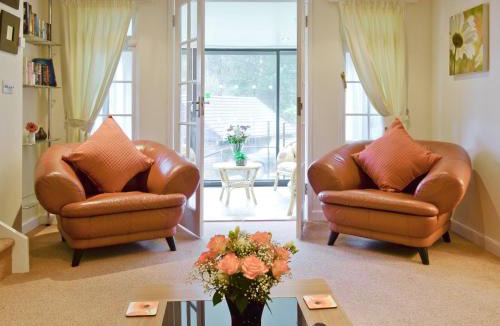 Liskeard House | Riverside Cottage - B6859