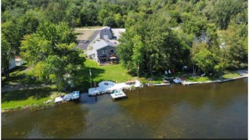 Quinte West House | Riverside Cottage Retreat