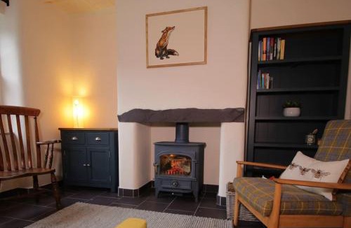 Bont Newydd House | Riverside cottage walking distance into Caernarfon