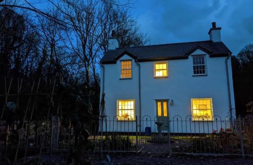 Bont Newydd House | Riverside cottage walking distance into Caernarfon