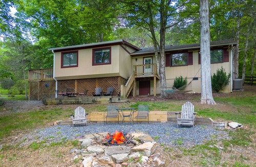 Lexington Cottage | Riverside Cottage with Canoe