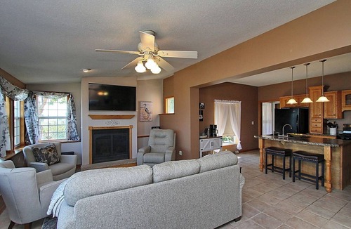 Sabula House | Riverside cozy 4-bedroom house in charming Sabula with WiFi, AC