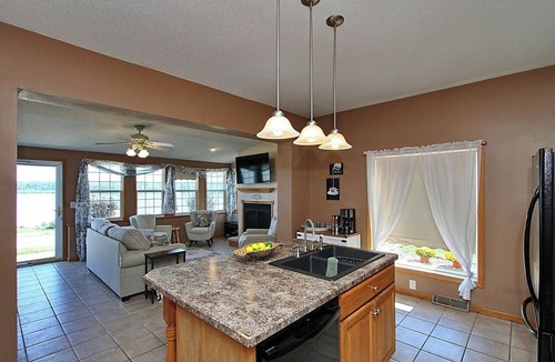 Sabula House | Riverside cozy 4-bedroom house in charming Sabula with WiFi, AC