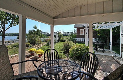 Sabula House | Riverside cozy 4-bedroom house in charming Sabula with WiFi, AC