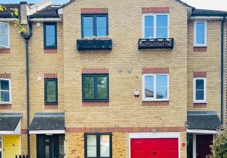 Island Gardens House | Riverside Deluxe Double Room E14