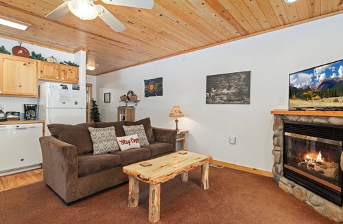 Fall River Estates Condo | Riverside Fall River Retreat Private Hot Tub